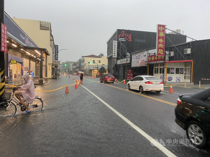 彰化縣線西、伸港、和美等較靠海鄉鎮2日雨勢很大，且來得又猛又急，許多道路一早就淹水，警方趕緊拉起封鎖線管制。（和美分局提供）中央社記者蕭博陽彰化縣傳真  110年8月2日