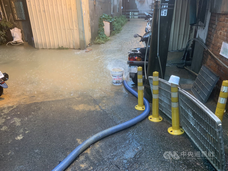 受西南風和低壓帶影響,台中地區2日降下大雨,烏日區三和里有30多戶淹水,水深約20公分,台中市政府緊急調派抽水機因應。(台中市政府提供)中央社記者蘇木春傳真 110年8月2日