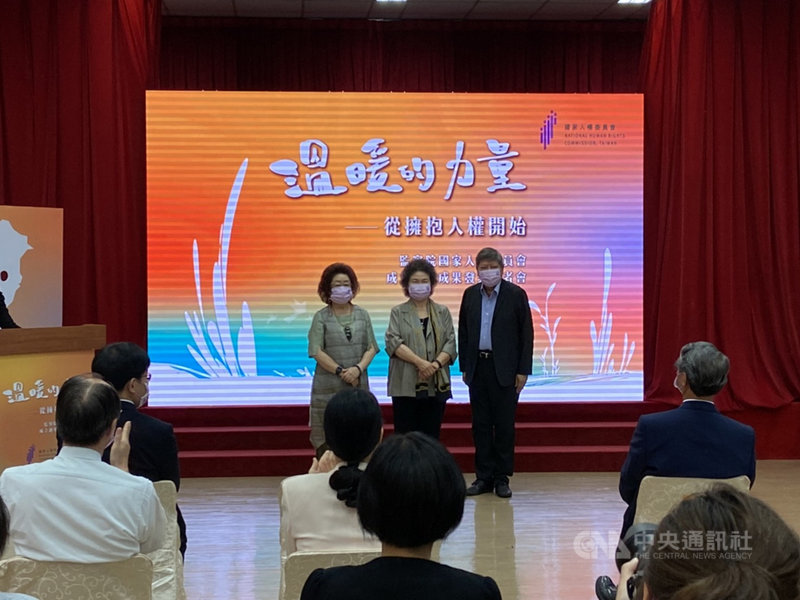 監察院長兼人權會主委陳菊(中)2日表示,依規定每年會遴派2位監委作為人權委員,歡迎2位新成員加入,包括監委范巽綠(左)及趙永清(右),將分別在教育及環境永續上,提供不同觀點。中央社記者陳俊華攝 110年8月2日