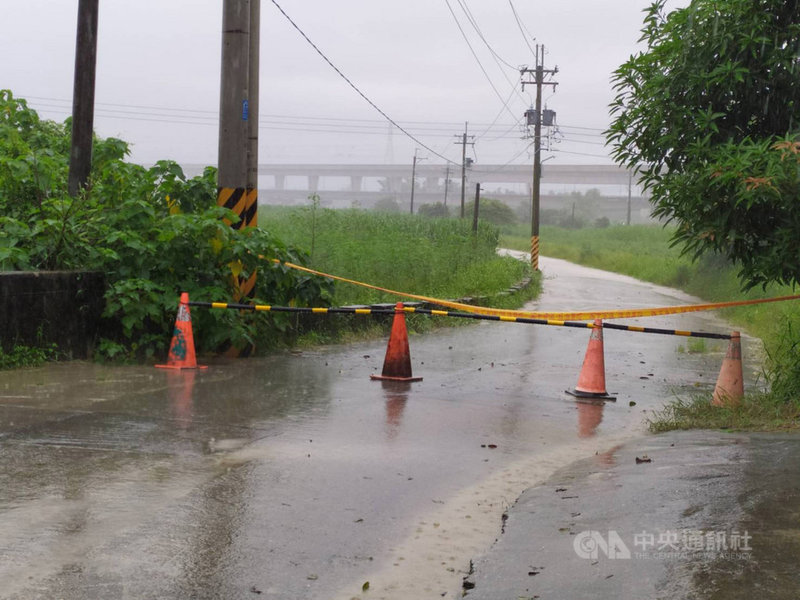 受低壓帶及西南氣流影響,高雄天氣不穩定,2日上午雨勢趨緩,但午後又出現一陣大雨,阿蓮區中路橋因大雨積水,持續封閉。(阿蓮區公所提供)中央社記者蔡孟妤傳真 110年8月2日