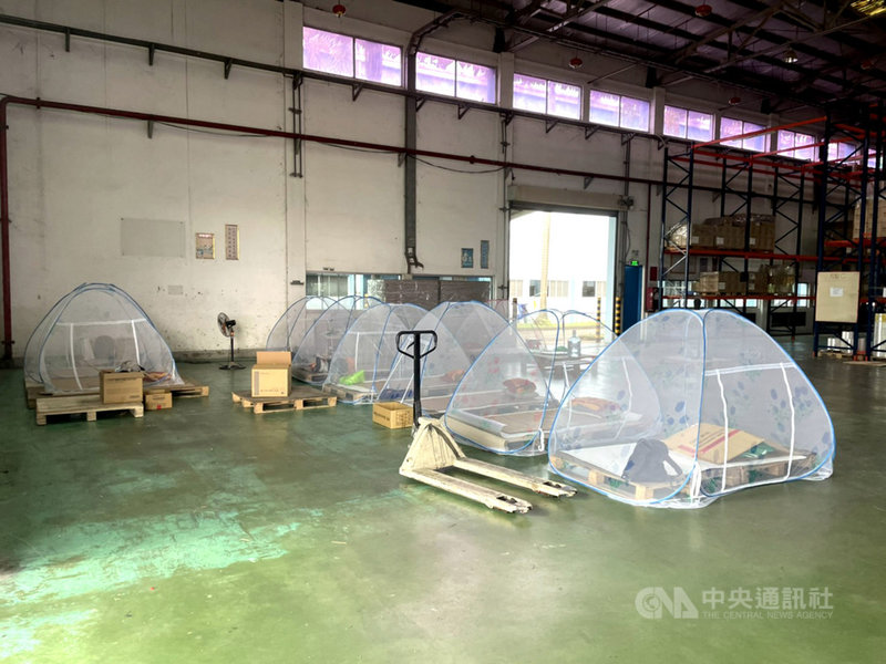越南南部多個省市實施「三就地」政策,意即要企業做到讓工人「在廠吃住」才能繼續營運,但政策上路後陸續爆發群聚感染,新增確診數居高不下。圖為一家響應「三就地」政策的企業,搭起蚊帳讓工人在廠內居住。(讀者提供)中央社記者陳家倫河內傳真 110年8月2日