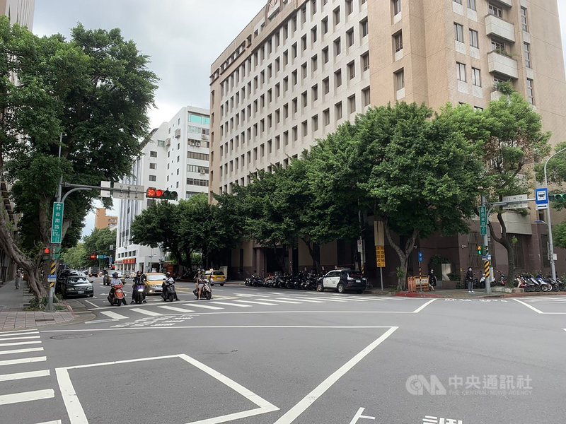 國內疫情警戒降為2級,游泳池卻仍未開放。雙北游泳池業者3日上午將在台北市林森南路舉辦「爭取泳池開放營業」集會遊行,為確保活動交通秩序與安全,警方也將依據現場狀況及人數進行交通管制。(台北市警察局中正第一分局提供)中央社記者黃麗芸傳真 110年8月2日
