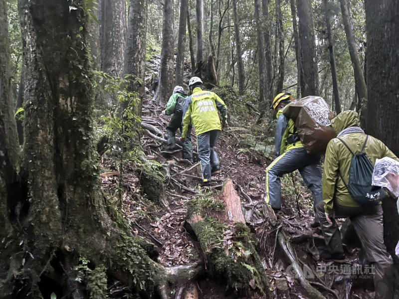 一對登山客情侶1日在南投與嘉義縣交界水漾森林間迷途,嘉義縣消防局搜救人員2日順利尋獲2人,皆意識清楚、生命跡象穩定。搜救人員救援過程中,須攀爬險峻的林間前進。(嘉義縣消防局提供)中央社記者黃國芳傳真 110年8月2日