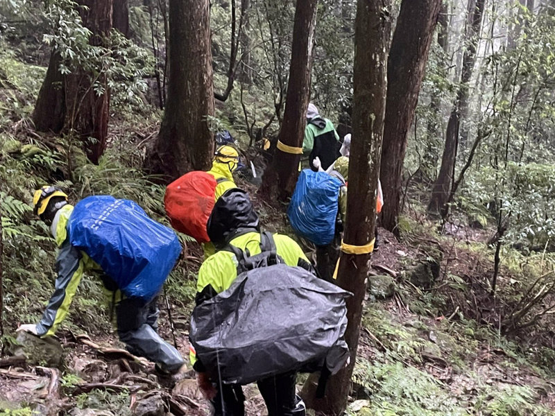 一對登山客情侶1日在南投與嘉義縣交界水漾森林間迷途,嘉義縣消防局搜救人員2日順利尋獲2人,皆意識清楚、生命跡象穩定,無失溫。(嘉義縣消防局提供)中央社記者黃國芳傳真 110年8月2日