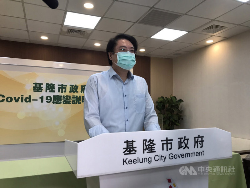 基隆市長林右昌2日在疫情記者會表示,65歲以下民眾採取現在的模式上網登記預約施打第2劑疫苗,他沒有什麼特別意見,但至少65歲以上長輩,他認為應採取預約和造冊雙軌制。中央社記者王朝鈺攝 110年8月2日