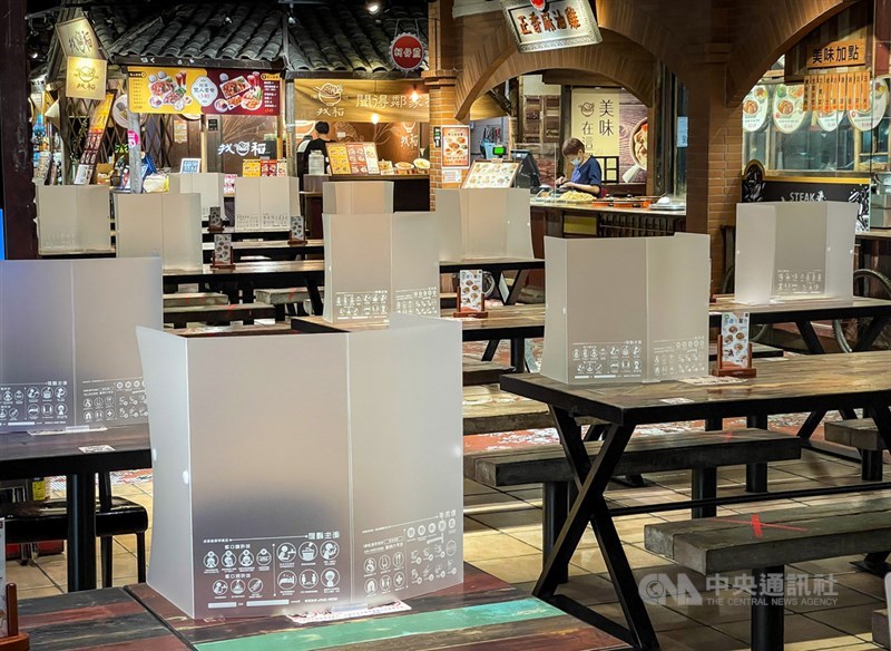 台北市與新北市經討論決定,3日起同步開放餐飲有條件內用。台北市長柯文哲表示,先觀察兩週再看是否進一步放寬。台北市一間賣場美食街已在座位區加裝隔板,做好防疫準備。中央社記者裴禛攝 110年8月2日