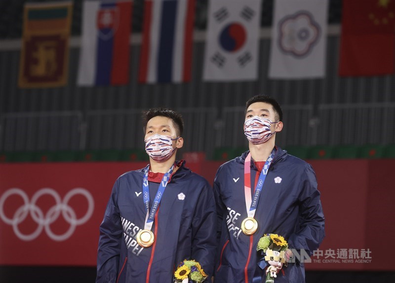 台灣「麟洋配」搭檔李洋(左)、王齊麟(右)勇奪台灣奧運羽球史上首面金牌。中央銀行在臉書自揭央行與李洋間有段淵源,高呼「與有榮焉」。中央社記者吳家昇攝 110年7月31日