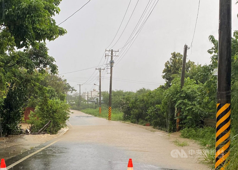 西南氣流持續發威,屏東恆春鎮墾丁地區2日清晨5時許一陣強降雨,恆春氣象站發出「墾丁豪雨特報」,恆春鎮多處路段出現積水狀況,警方擺設交通錐引導民眾改道。(恆春警分局提供)中央社記者郭芷瑄傳真 110年8月2日