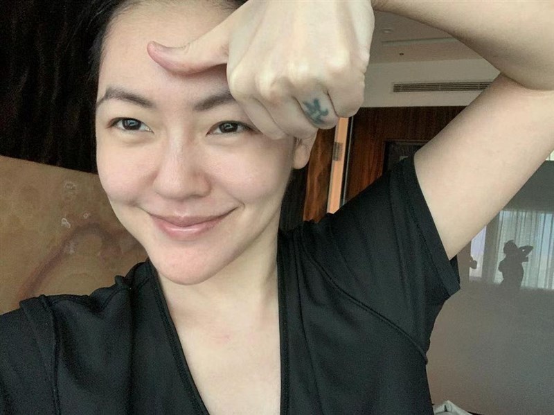 台灣藝人小S(圖)在Instagram發文為中華隊奧運選手加油,並稱他們是「國手」,因此遭到中國網友集體出征。短短一天,已有4家中國廠商宣布跟小S解除代言。(圖取自instagram.com/elephantdee)