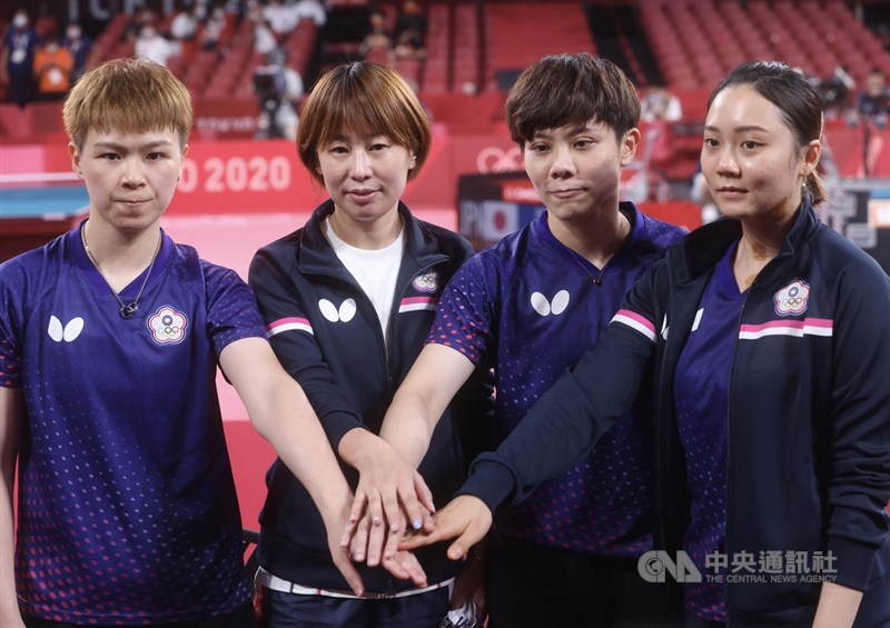 東京奧運桌球女子團體賽8強賽2日晚間登場,台灣桌球女子代表隊陳思羽(左1)、鄭先知(右1)、鄭怡靜(右2)出賽迎戰地主日本隊,最終以0比3不敵、無緣晉級。賽後選手與教練鄭佳奇(左2)合影留念。中央社記者吳家昇攝 110年8月2日