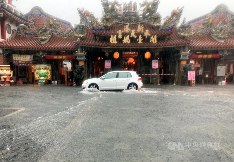 西南風偏強及低壓帶影響,嘉義縣市2日上午降豪雨,新港鄉時雨量達120毫米,新港奉天宮前嚴重積水。(新港奉天宮提供)中央社記者黃國芳傳真 110年8月2日