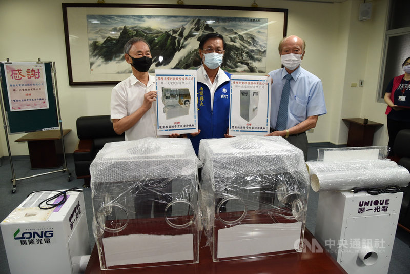 廣隆光電科技公司、聯一光電公司共同捐贈10組雙重殺菌空氣清淨機組給南投縣政府,供縣內醫院使用,2日由縣長林明溱(中)代表接受。(南投縣政府提供)中央社記者蕭博陽南投縣傳真 110年8月2日