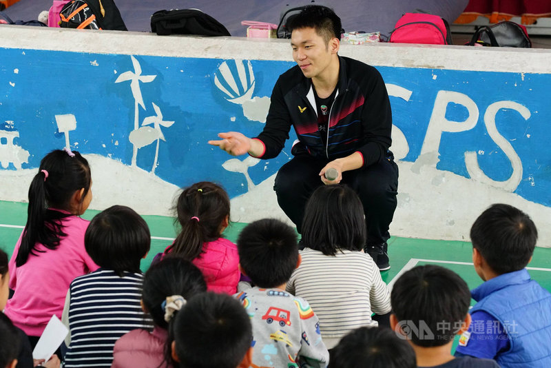 金門子弟李洋(後)和搭檔王齊麟摘下東京奧運羽球金牌。連續3年得到金門酒廠贊助的李洋,也不忘回饋家鄉,圖為李洋2019年12月回金門指導國小學童。(李有忠提供)中央社記者黃慧敏傳真 110年8月2日