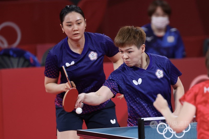 東京奧運桌球女子團體賽8強賽2日晚間登場，台灣桌球女子代表隊終場以0比3不敵地主日本隊，無緣晉級。圖為陳思羽（右）、鄭先知（左）搭配第1點女雙。中央社記者吳家昇攝　110年8月2日