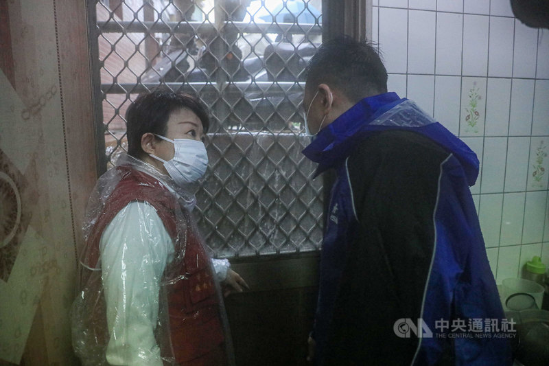 受西南風和低壓帶影響,台中地區2日降下大雨,烏日區三和里有30多戶淹水,市長盧秀燕(左)前往淹水區域勘查。(台中市政府提供)中央社記者蘇木春傳真 110年8月2日