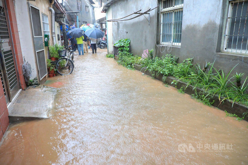 受西南氣流影響,台中市持續短暫陣雨及雷雨,造成烏日區三和里道路淹水,並溢淹進部分住家。(台中市政府提供)中央社記者郝雪卿傳真 110年8月2日