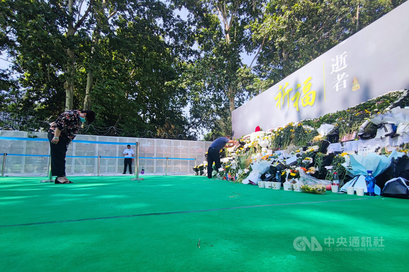 中國河南省鄭州市上月20日暴雨造成慘重災情後,中國國務院2日宣布成立調查組,對存在失職瀆職的行為展開究責。圖為官方設立的鄭州地鐵5號線罹難者追思處,民眾獻花默哀。(中新社提供)中央社 110年8月2日