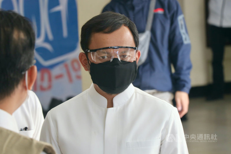 印尼疫情6月起急速升溫,當時西爪哇茂物市有6000多人因醫療院所不足而被迫在家隔離,茂物市長蘇吉阿托預期死亡人數會上升,籌組安葬染疫死者的志工團隊。圖為蘇吉阿托7月28日視察志工中心。中央社記者石秀娟茂物攝 110年8月2日