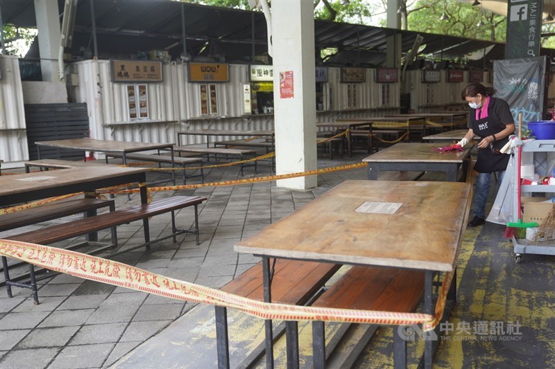 國內COVID-19疫情回穩,新北市長侯友宜2日宣布,雙北是同一生活圈,經討論決定3日起雙北餐飲業同步開放內用。圖為台北市花博爭艷館旁的MAJI MAJI集食行樂市集餐飲區,2日有清潔人員在忙著擦拭桌椅。中央社記者徐肇昌攝 110年8月2日