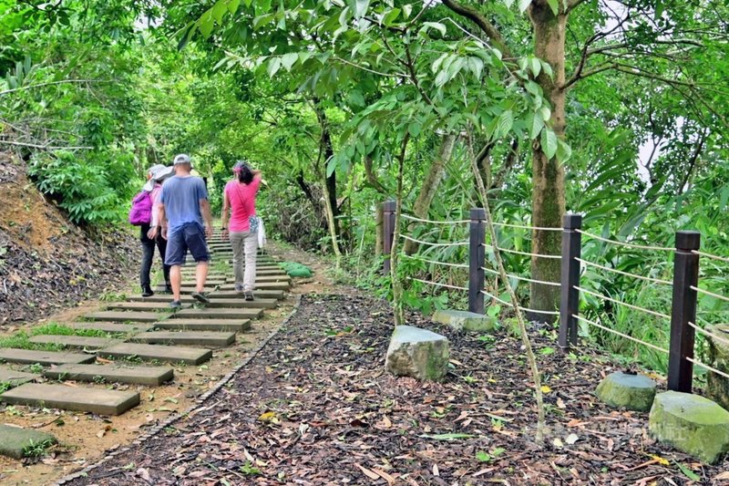 台中市政府觀光旅遊局為提供民眾優質休閒環境及登山體驗,斥資千萬整建太平區、霧峰區多條登山步道,今年6月完工,已開放民眾使用。圖為太平區咬人狗坑登山步道。(中市府提供)中央社記者趙麗妍傳真 110年8月2日