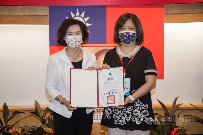 宜蘭縣政府2日上午舉辦中小學校長交接布達典禮,台灣桌球好手林昀儒的母親、壯圍國中校長陳貴玲(右)退休,縣長林姿妙(左)頒發感謝狀。(宜蘭縣政府提供)中央社記者王朝鈺傳真 110年8月2日