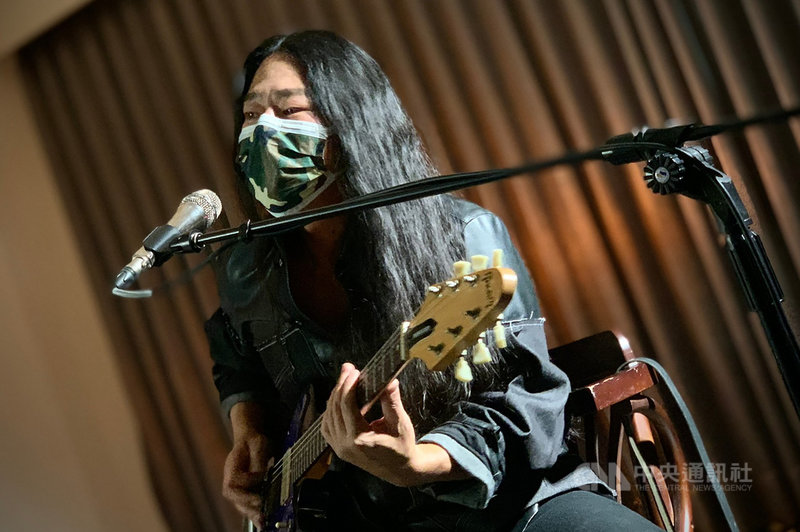 「鞍馬王子」李智凱在東京奧運男子鞍馬單項比賽奪下銀牌,讓演唱電影「翻滾吧!阿信」主題曲「完美落地」的歌手乱彈阿翔(圖)感動不已,感謝李智凱創造另一個新的完美落地。(文化總會提供)中央社記者葉冠吟傳真 110年8月2日