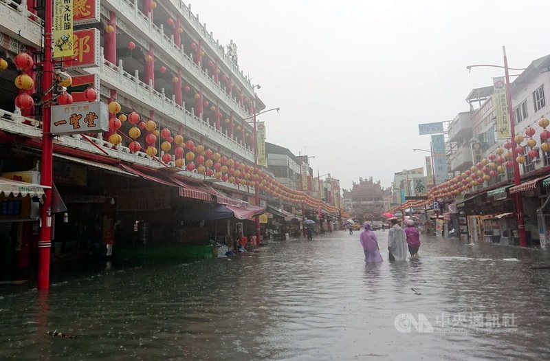 嘉義縣市2日上午降豪雨,部分地區淹水警報達一級警戒,新港鄉時雨量達120毫米,有致災之虞,嘉義縣政府宣布新港鄉自中午12時起停止上班、上課。(警方提供)中央社記者黃國芳傳真 110年8月2日