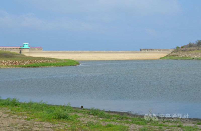 一連3天的降雨,澎湖3座地面水庫適時發揮儲水功能,共進水15萬多噸,連同庫存的30萬噸,目前水庫儲水近45萬噸,水庫還持續在進水中。中央社 110年8月2日