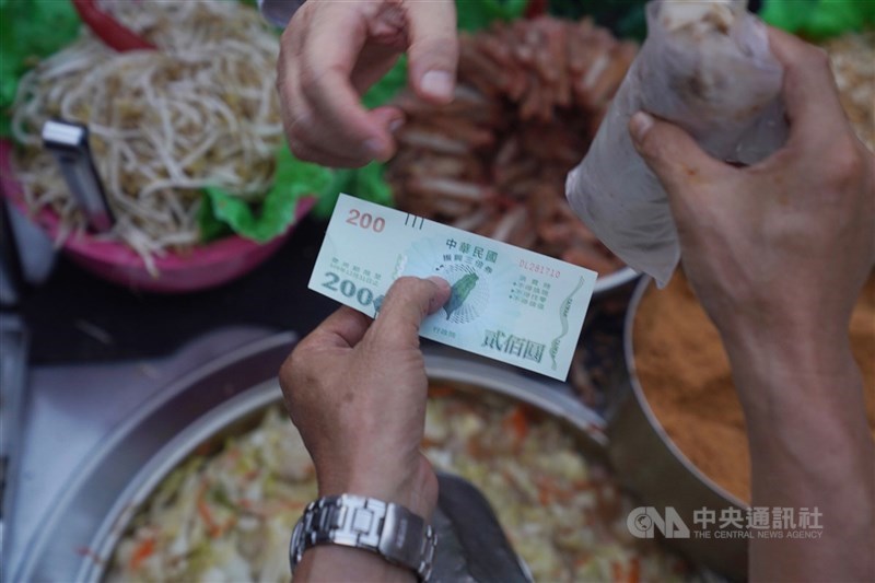 國發會2日提出3大數據佐證,直指去年的三倍券確實發揮點火效益,對個別產業、總體經濟效益顯著。(中央社檔案照片)