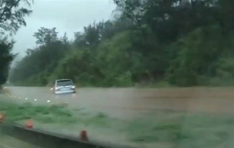 西南氣流持續發威，屏東恆春鎮墾丁地區2日清晨5時許一陣強降雨，恆春氣象站發出「墾丁豪雨特報」，恆春鎮有多處路段積、淹水，有車輛因此受困向警方求救。（恆春警分局提供）中央社記者郭芷瑄傳真 110年8月2日