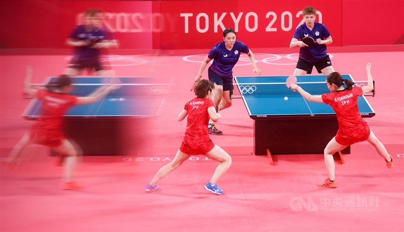 東京奧運桌球女子團體賽8強賽2日晚間登場,台灣桌球女子代表隊(藍衣)與地主日本隊(紅衣)交鋒,終場以0比3不敵日本隊,無緣晉級。中央社記者吳家昇攝 110年8月2日