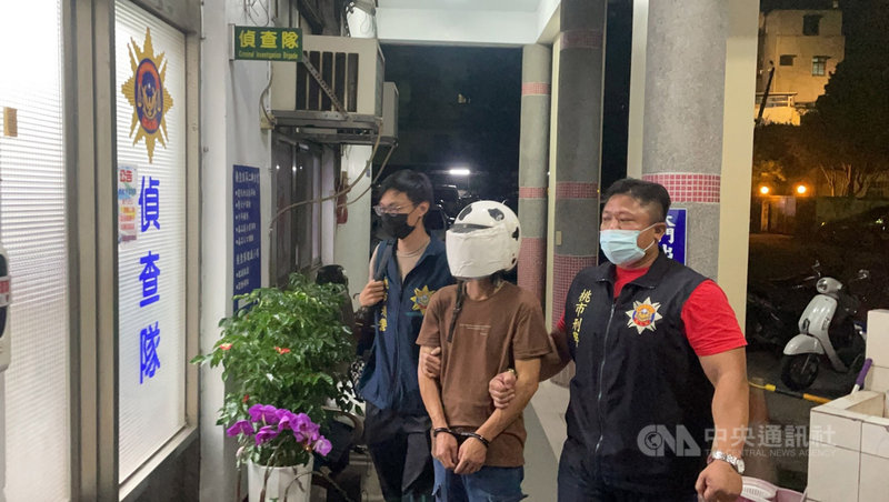 29歲吳姓越南籍逃逸女移工日前被發現陳屍在桃園市新屋區偏僻防風林內,衣衫不整、頭部有外傷,警方2日晚間在北市將涉案的50歲王姓男子帶回,全案仍在釐清中。(翻攝照片)中央社記者葉臻傳真 110年8月2日