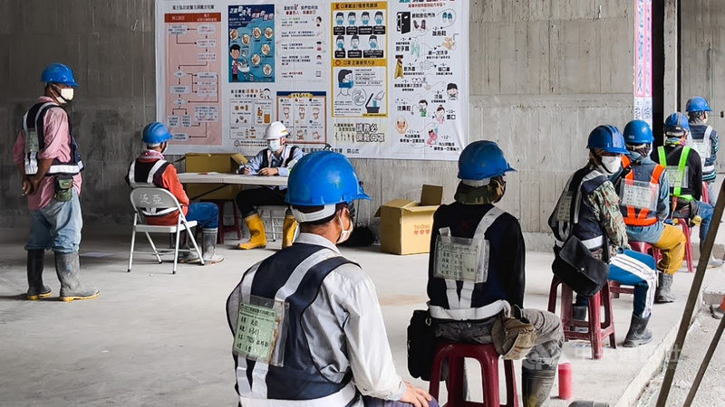 國內營建市場受大環境缺工、缺料影響,為讓各社宅工地如期、如質完成,台北市都發局2日表示,工地人員於9日前進入工地前應加強自主快篩,相關費用由都發局支應。(台北市都發局提供)中央社記者黃麗芸傳真 110年8月2日
