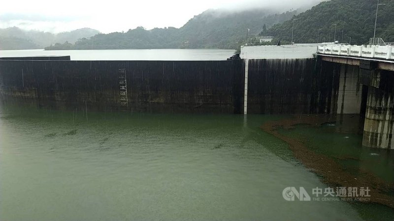 全台最大水庫的曾文水庫,5月底最乾涸時僅剩1830萬公噸的蓄水,但2個月來持續降雨,蓄水激增逾4億公噸,逐漸逼近滿水位。(南區水資源局提供)中央社記者張榮祥台南傳真 110年8月2日