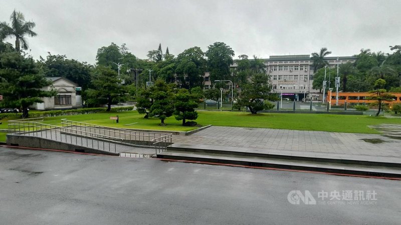 受西南氣流影響,高雄市連日豪雨,2日雨勢稍緩,上午高雄市政府應變中心2級開設降為3級開設。中央社記者蔡孟妤攝 110年8月2日