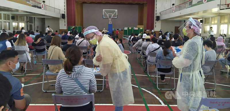 澎湖縣政府2日表示,疫苗施打截至1日止,全澎湖疫苗累計接種4萬9770人次,以常住人口7萬人計,涵蓋率達71%。(澎湖縣政府提供)中央社 110年8月2日