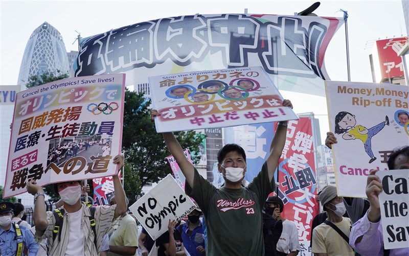 東奧賽事如火如荼進行中,隨著日本COVID-19確診病例大增,反對舉辦奧運的聲勢一度越來越強。圖為1日反對舉辦奧運的民眾走上街頭表達立場。(共同社)
