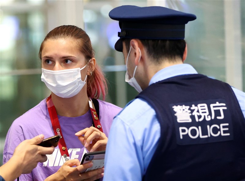 原定參加東京奧運女子200公尺短跑預賽的白俄羅斯運動員齊瑪諾斯卡雅(左),1日遭國家代表隊強迫先行返國,對外求助後獲波蘭核發人道簽證於4日赴波蘭。圖為齊瑪諾斯卡雅1日在東京羽田機場尋求日本警方的保護。(路透社)