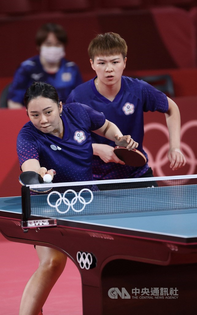 東京奧運桌球女子團體賽8強賽2日晚間登場,台灣桌球女子代表隊終場以0比3不敵地主日本隊,止步8強。圖為陳思羽(右)、鄭先知(左)第1點女雙搭配。中央社記者吳家昇攝 110年8月2日