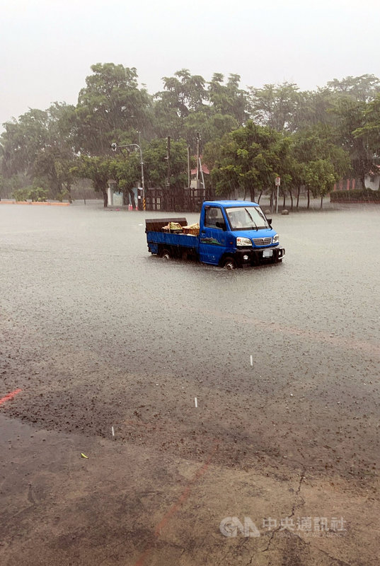 西南風偏強及低壓帶影響,嘉義縣市2日上午降豪雨,新港鄉時雨量達120毫米,新港消防分隊前嚴重積水。(新港消防分隊提供)中央社記者黃國芳傳真 110年8月2日