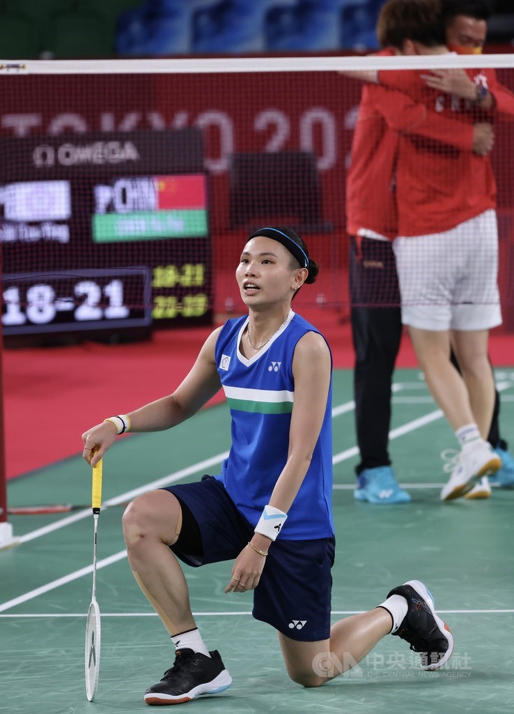 世界球后戴資穎(前)1日晚間在東京奧運羽球女子單打金牌戰,以18比21、21比19、18比21惜敗中國一姐陳雨菲「銀」恨。最後一局比數確定瞬間,戴資穎也難掩失落。中央社記者吳家昇攝 110年8月1日