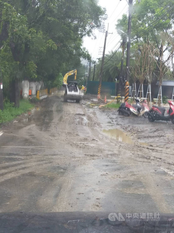 西南氣流引進豪雨狂炸高雄市山區,台27線扇平山莊路段2日上午再度坍方中斷,影響雙向車輛通行。(高市六龜警分局提供)中央社記者洪學廣傳真 110年8月2日
