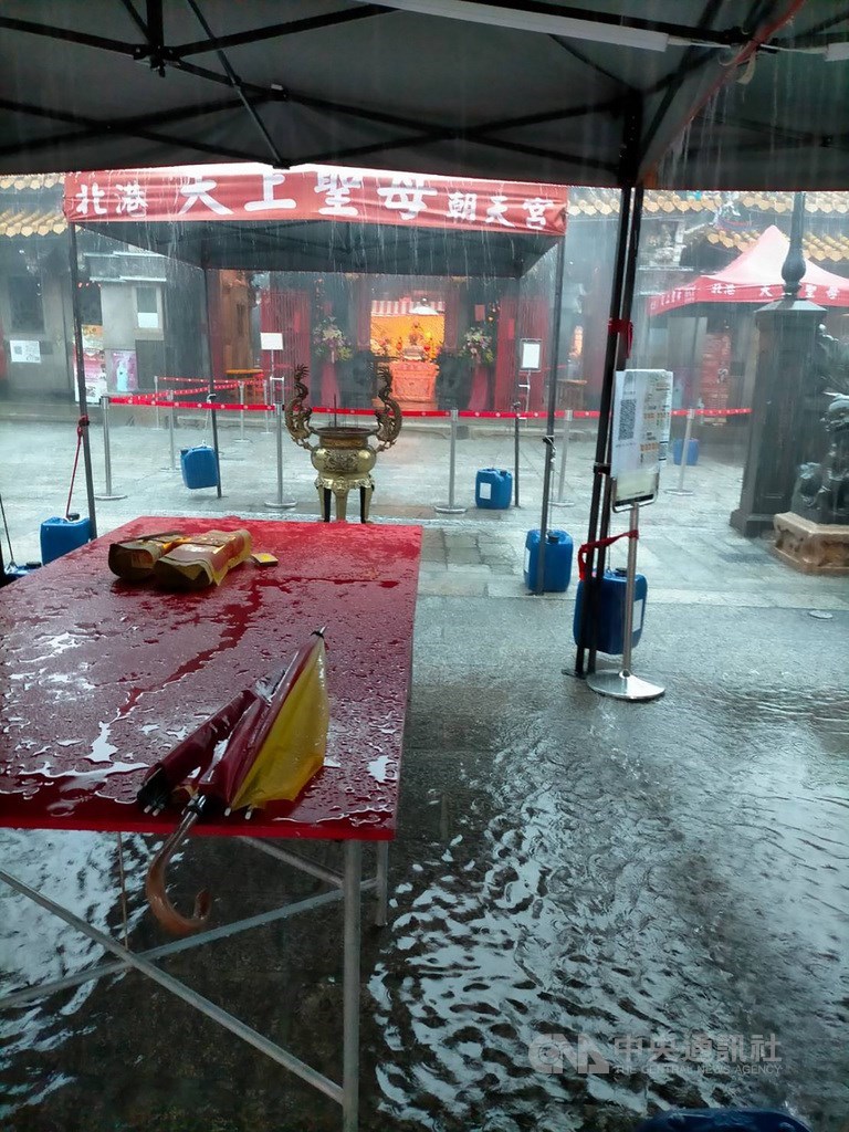 受西南風和低壓帶影響，雲林縣沿海多個鄉鎮淹水，北港鎮多處淹水，部分道路因積水過深而封路，北港朝天宮廟埕也積水。中央社記者姜宜菁攝 110年8月2日