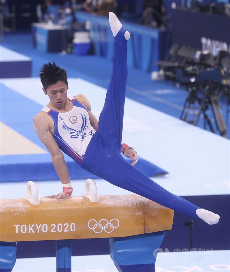「鞍馬王子」李智凱今天在東京奧運體操鞍馬項目勇奪銀牌,贏過日本有「不失誤男人」之稱的銅牌得主萱和磨。日本電視轉播的體操評論員大讚李智凱「開腿太迷人」。中央社記者吳家昇攝 110年8月1日