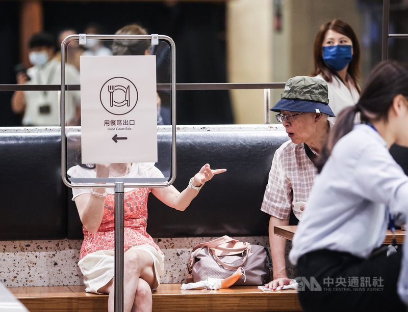 台北101購物中心美食街3日開放民眾內用,業者在用餐區規劃出入口,讓民眾分流移動、避免擁擠群聚。中央社記者鄭清元攝 110年8月3日