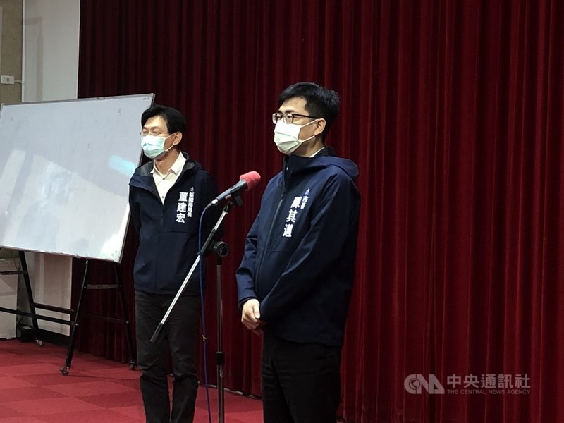 高雄市長陳其邁(右)3日上午到高雄市議會進行市政總質詢,並於休息時間接受媒體聯訪。中央社記者侯文婷攝 110年8月3日