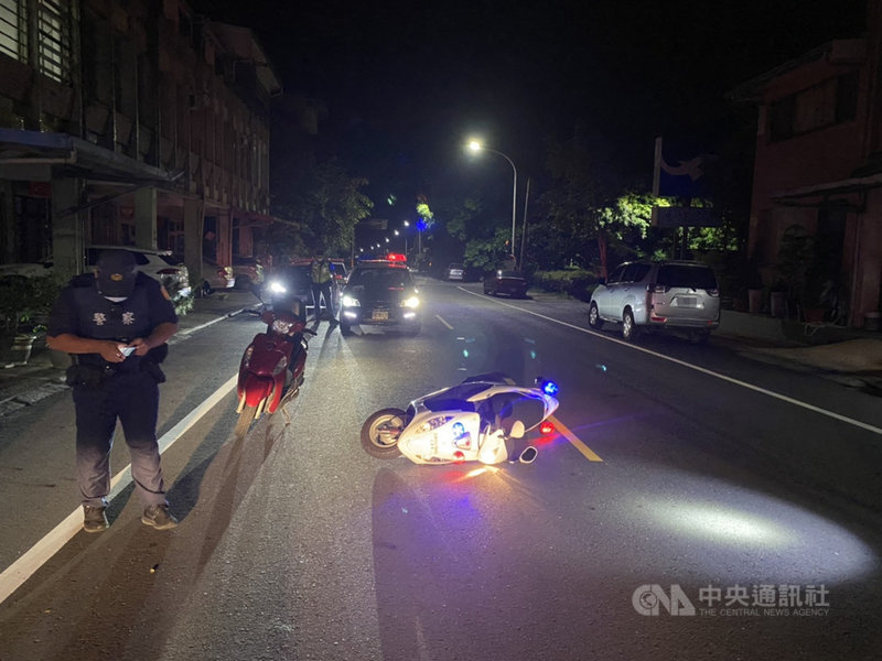 頭城分駐所警員蔡旻庭值勤發現呂姓男子騎機車違規,呂嫌先逃逸後來假裝停車配合,竟持槍朝蔡旻庭胸口射擊,蔡旻庭中槍後忍痛奮勇將呂嫌壓制逮捕,後經緊急手術後意識清楚,目前在外科加護病房接受治療。(讀者提供)中央社記者王朝鈺傳真 110年8月3日