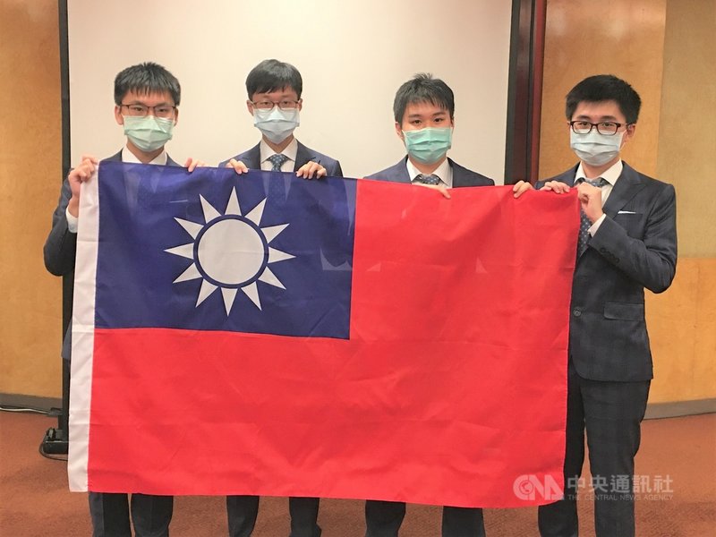 台灣學子參加第53屆國際化學奧林匹亞競賽傳回捷報,一共拿下3金1銀。圖為台中一中丁俊呈(左起)、台北市薇閣高中陳柏安、台北市建國中學王睿熙、新竹科學園區實驗高中林軒霆。(教育部提供)中央社記者陳至中台北傳真 110年8月3日