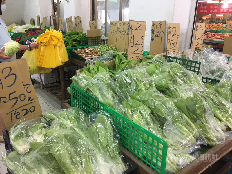 近幾天中南部下大雨,3日台北果菜批發市場整體蔬菜交易均價衝上每公斤41元,一舉漲破合理價上限35元,但傳統市場短期葉菜還未見波動,2、3包50元。中央社記者楊淑閔攝 110年8月3日