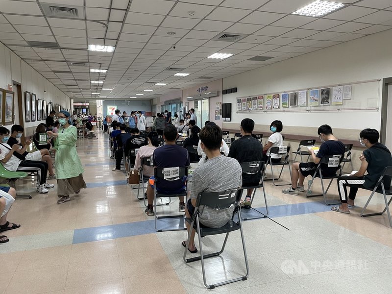 金門縣政府3日表示,為讓9月赴台求學的金門子弟多一分保障,委由衛生福利部金門醫院為學子施打AZ疫苗,共有1385名學子完成施打。中央社記者黃慧敏攝 110年8月3日